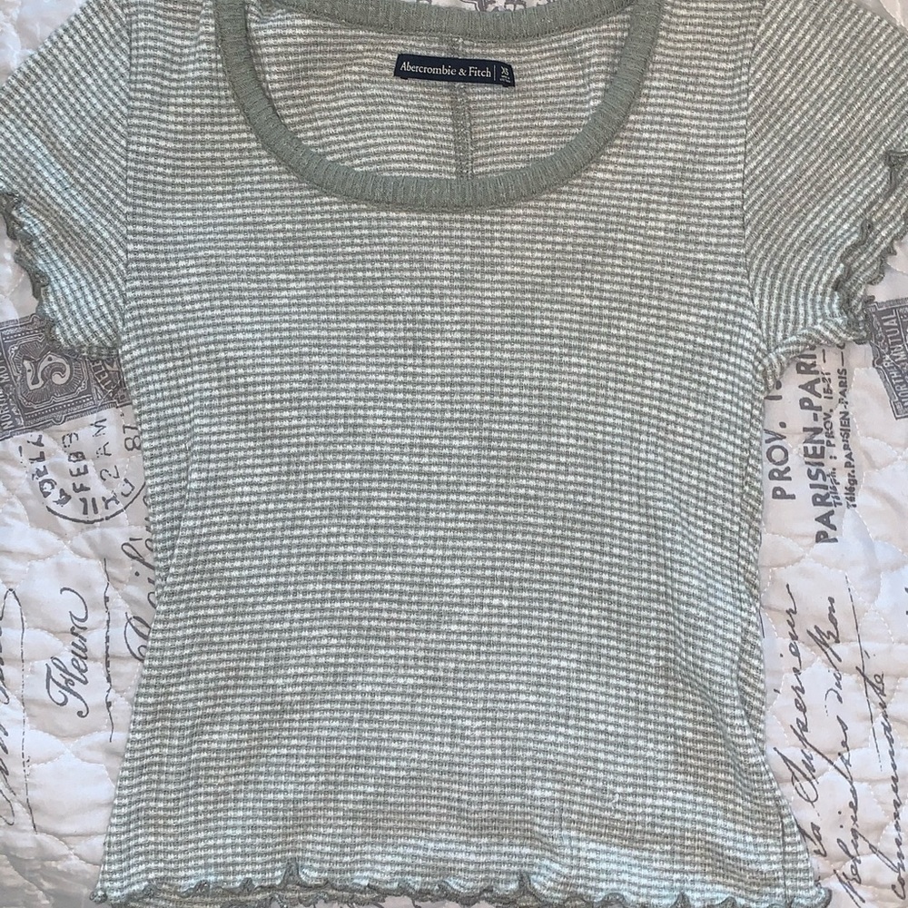 Abercrombie & Fitch gray and white cropped t shirt